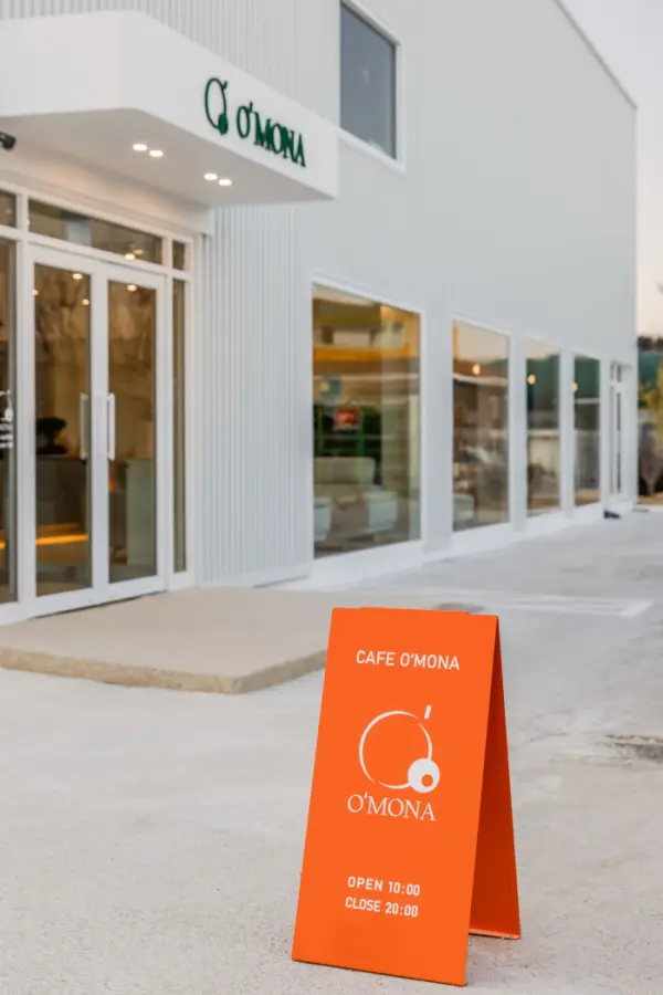 화이트 모던 외관의 대형 카페 O'MONA